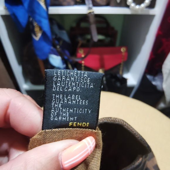 (sold)100% Authentic Fendi De Jour Large Zucca - Picture 13 of 16